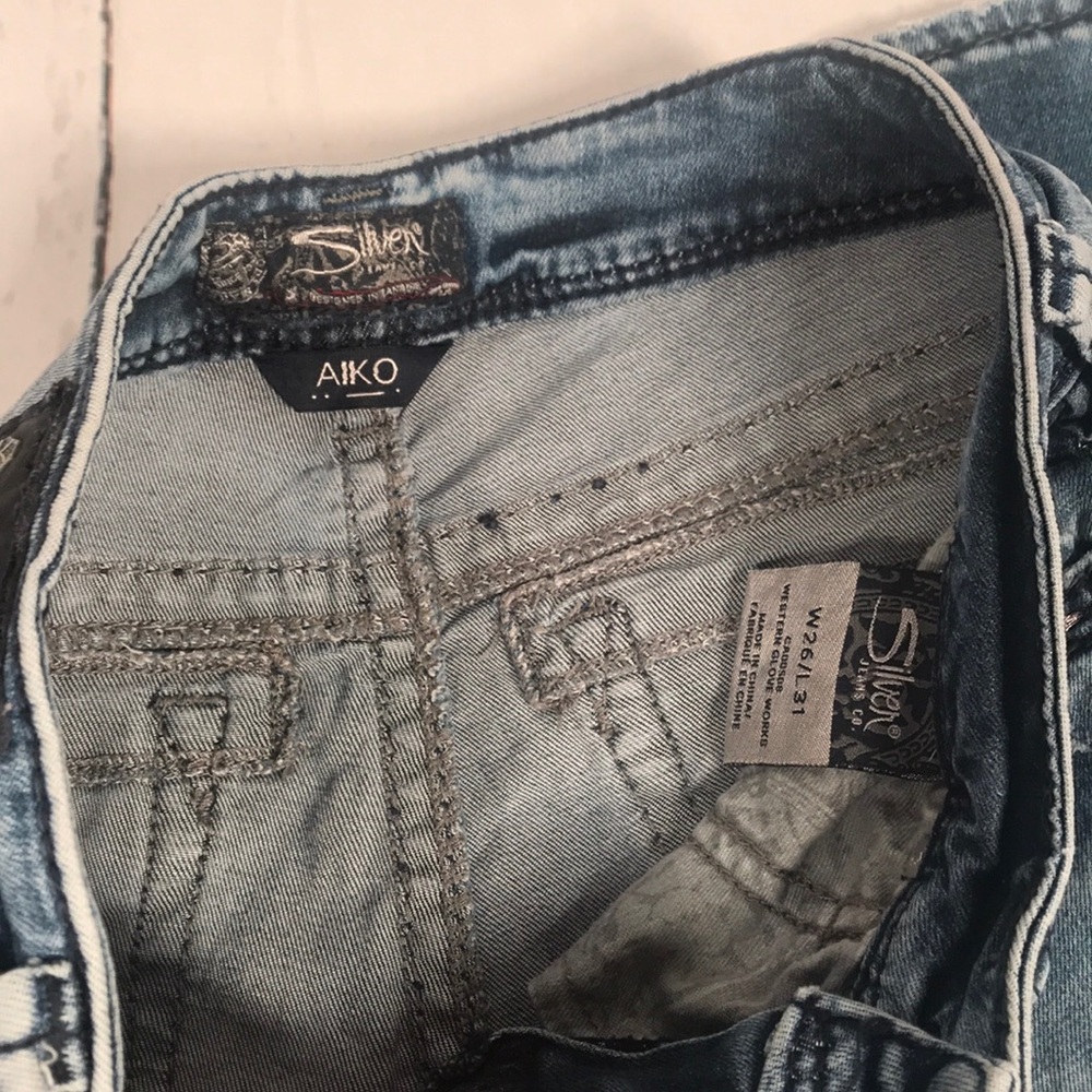 Silver Jeans aiko mid rise slim style
Size 26 Slim fit jeans medium wash denim - Picture 4 of 9
